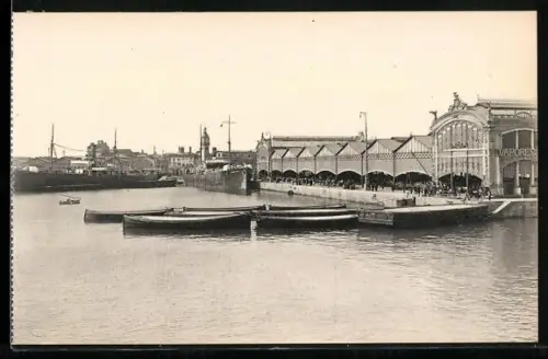 AK Valencia, Hafenpanorama mit Halle