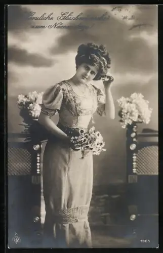 Foto-AK NPG Nr. 1965: Fräulein mit Blumenstrauss, Glückwunsch zum Namenstag