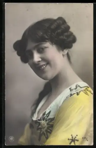 Foto-AK NPG Nr. 692/2: Lächelnde Frau im gelben Kleid