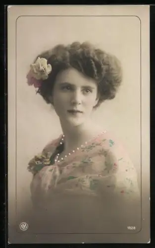 Foto-AK NPG Nr. 1828: Fräulein mit Nelken im Haar