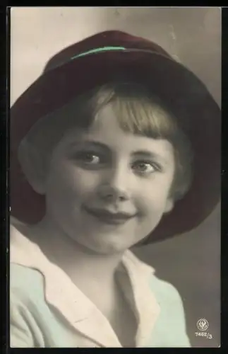 Foto-AK NPG Nr. 7462/3: Junge mit Hut schaut seitlich