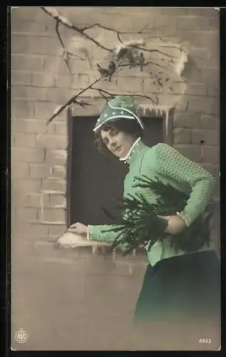 Foto-AK NPG Nr. 2603: Frau im grünen Pullover mit Tannenzweigen