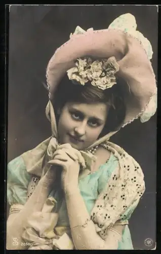 Foto-AK NPG Nr. 2050/2: Fräulein mit gefalteten Händen