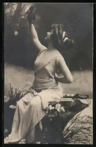 Foto-AK NPG: Junge Frau im Kleid mit Weintrauben