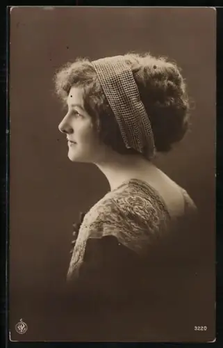 Foto-AK NPG Nr. 3220: Junge Frau mit Haarband