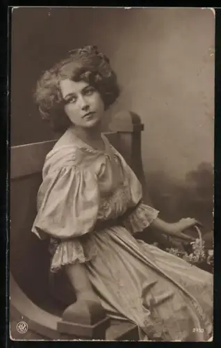 Foto-AK NPG Nr. 2753: Fräulein mit Blumenkorb