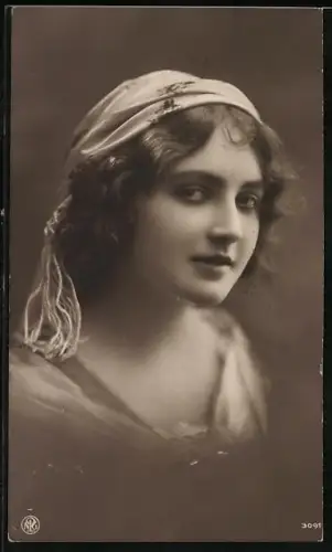 Foto-AK NPG Nr. 3091: Junge Frau mit Kopftuch