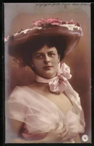 Foto-AK NPG Nr. 1784: Junge Frau im Kleid mit Hut