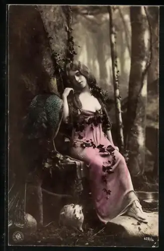 Foto-AK NPG Nr. 428 /14: Dame mit Pfau und Kaninchen im Wald