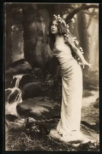 Foto-AK NPG Nr. 428/15: Fräulein im langen Kleid