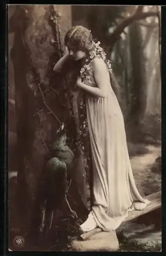 Foto-AK Atelier Reutlinger, Paris: Mädchen posiert mit Pfau