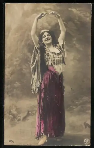Foto-AK NPG Nr. 661/3: Tänzerin im bunten Kleid