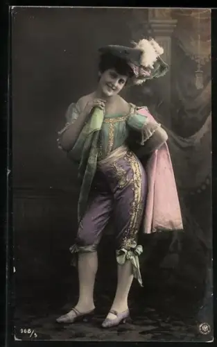 Foto-AK NPG Nr. 968/5: Junge Frau in bunten Hosen