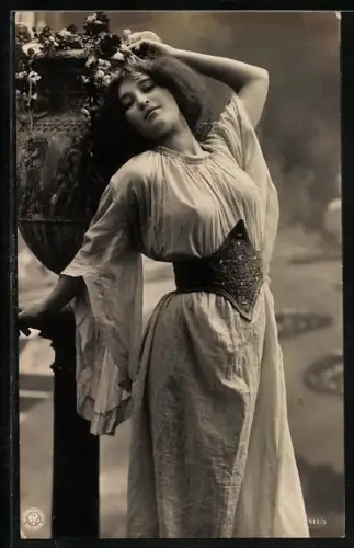 Foto-AK NPG Nr. 611 /5: Neue Photographische Gesellschaft: Junge Dame in Tunika