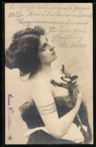 Foto-AK NPG Nr. 7: Schauspielerin Mizzi mit Fuchspelz