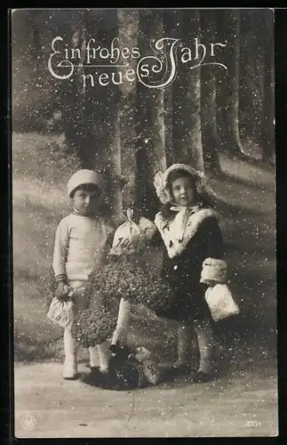 Foto-AK NPG Nr. 3734: Kinderpaar mit Geldsäcken bei Schnee, Neujahrsgruss