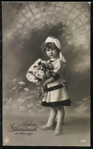 Foto-AK NPG Nr. 2294: Kind mit einem Blumenstrauss, Geburtstagsgruss