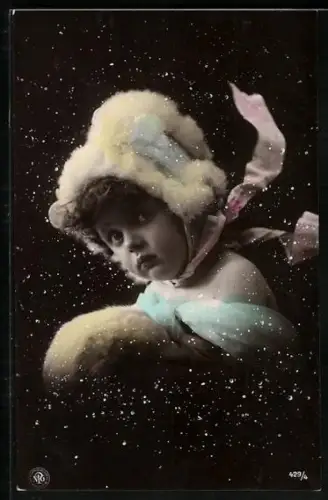 Foto-AK NPG Nr. 429/4: Kind mit Mütze bei Schnee