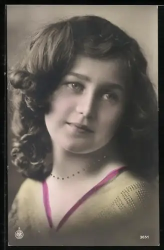 Foto-AK NPG Nr. 3651: Junges Mädchen mit Halskette