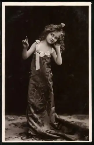 Foto-AK NPG Nr. 405/2: Mädchen im langen Kleid
