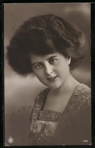 Foto-AK NPG Nr. 2190: Junge Frau im Kleid