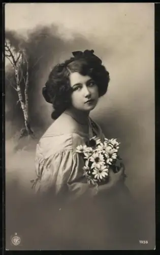 Foto-AK NPG Nr. 1959: Fräulein mit Margaritenstrauss