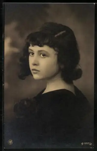 Foto-AK NPG Nr. 1027/2: Junge Frau mit Seitenscheitel