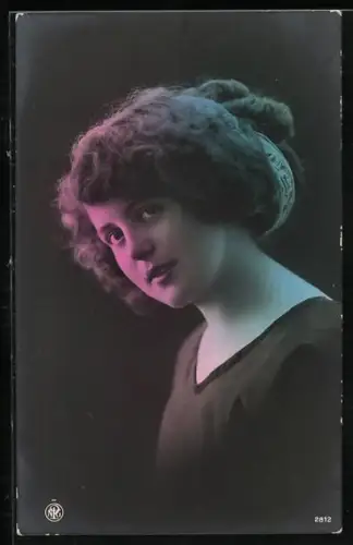 Foto-AK NPG Nr. 2812: Junge Frau mit Haarknoten
