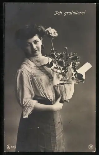 Foto-AK NPG Nr. 2067/1: Fräulein mit einem Blumentopf, Glückwunsch