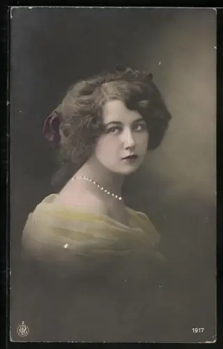 Foto-AK NPG Nr. 1917: Junge Frau schaut seitlich
