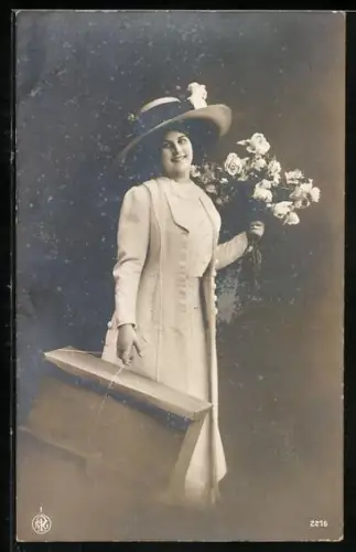 Foto-AK NPG Nr. 2216: Fräulein mit Schachtel und Rosenstrauss