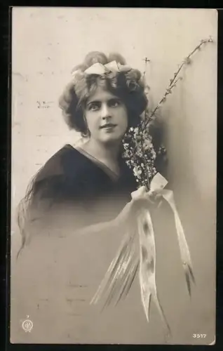 Foto-AK NPG Nr. 3517: Fräulen mit Blütenzweig