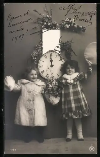 Foto-AK NPG Nr. 1284: Zwei Kinder vor einer Uhr