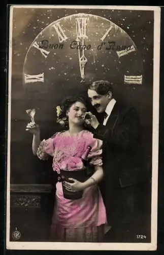 Foto-AK NPG Nr. 1724: Pärchen mit Sektgläsern vor Uhr, Neujahrsgruss