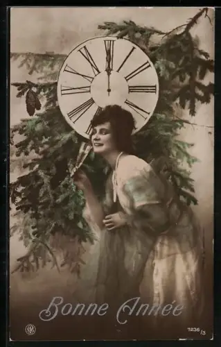 Foto-AK NPG Nr. 7236/3: Fräulein mit Sektglas vor Uhr, Neujahrsgruss