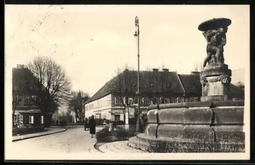 AK Josefov n. Met., Strassenpartie mit Brunnen
