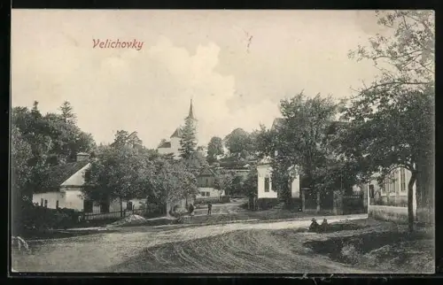 AK Velichovky, Strassenpartie mit Kirche