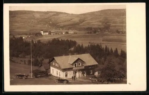 AK Destné, Gasthaus mit Blick über Ort
