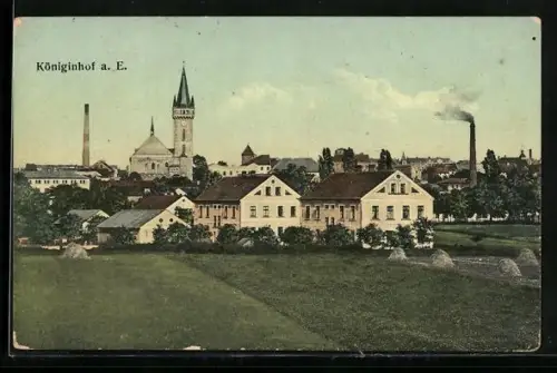 AK Königinhof a. E., Panorama mit Kirche