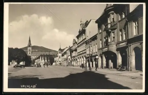 AK Vrchlabí, Strassenpartie mit Kirche