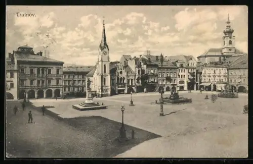 AK Trutnov, Strassenpartie mit Denkmal