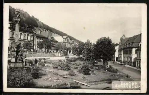 AK Zaclér, Strassenpartie mit Denkmal