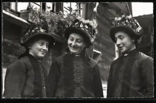 AK Lötschentaler Tracht, Frauen u. Mädchen