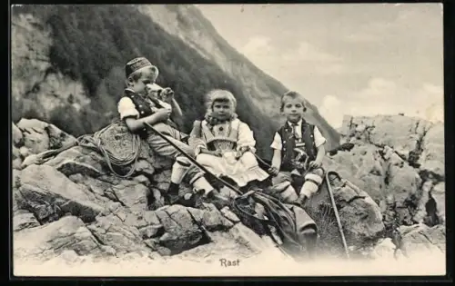 AK Rast, Kleine Bergsteiger in Tracht
