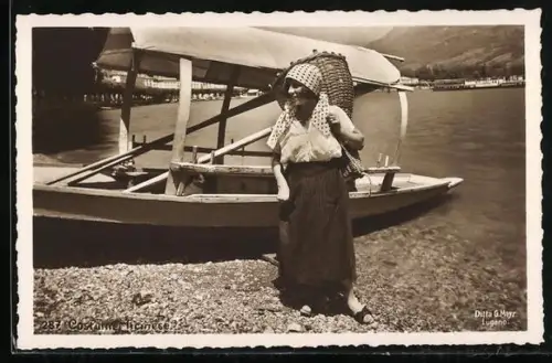AK Lugano, Mädchen mit Kiepe vor Boot am Ufer