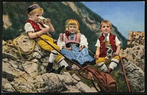AK Mädchen und zwei Jungen in Schweizertracht bei einer Rast