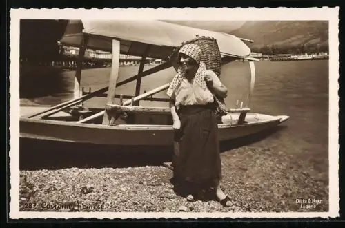 AK Costume Ticinese, Mädchen mit Tragekorb vor einem Boot