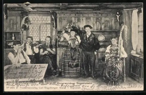 AK Drei Musiker, ein Tanzpaar und eine Frau am Spinnrad in Unterwaldner Trachten