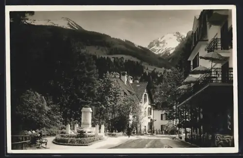AK Bad Gastein, Strassenpartie mit Denkmal