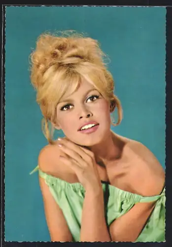 AK Schauspielerin Brigitte Bardot in grünem Schulterfreien Top